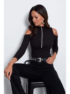 Happiness Istanbul Bluzka w kolorze czarnym rozmiar: S. Czarne bluzki Happiness Istanbul, s, bez wzorów, bez kołnierzyka, bez ramiączek. Za 52,67 zł.