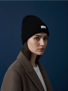 Prążkowana czapka beanie - czarny. Czarne czapki Sinsay, bez wzorów, prążkowane. Za 25,99 zł.