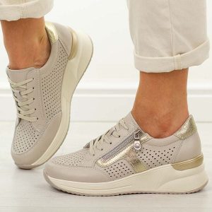 Beżowe skórzane ażurowe półbuty damskie Vinceza 95403. Brązowe półbuty VINCEZA, na lato, w ażurowe wzory, z jeansu, z okrągłym noskiem, bez obcasa, na koturnie, bez zapięcia. W wyprzedaży za 215,10 zł.