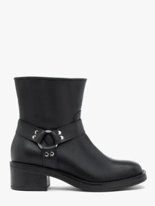 Czarne botki biker boots ze skóry licowej. Czarne botki Ryłko, bez wzorów, ze skóry, bez obcasa, bez zapięcia. Za 549,99 zł.