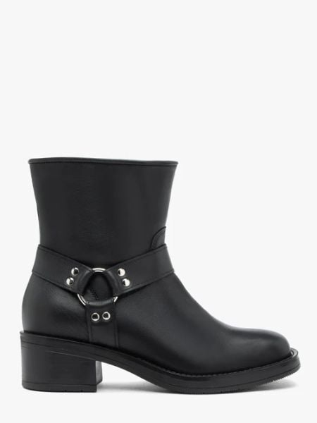 Czarne botki biker boots ze skóry licowej. Czarne botki Ryłko, bez wzorów, ze skóry, bez obcasa, bez zapięcia. W wyprzedaży za 449,99 zł.