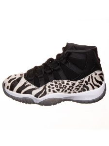 Air Jordan Sneakersy "11 Retro" w kolorze czarno-beżowym rozmiar: 37,5. Czarne trampki Air Jordan, bez wzorów, za kostkę, bez zapięcia. Za 377,74 zł.