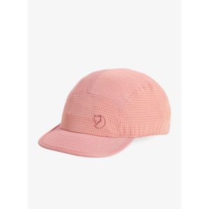 Czapka z daszkiem damska Fjallraven Abisko Trekking Cap. Czerwone czapki Fjällräven, bez wzorów, sportowe. Za 135,99 zł.