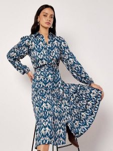 Apricot Sukienka w kolorze niebiesko-białym rozmiar: XL. Niebieskie sukienki Apricot, na imprezę, s, bez wzorów, z tkaniny, klasyczne, bez kołnierzyka, bez ramiączek, midi. Za 108,74 zł.