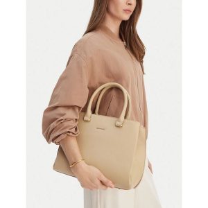 Torebka GINO ROSSI. Brązowe kuferki Gino Rossi, bez wzorów, bez dodatków. Za 279,99 zł.