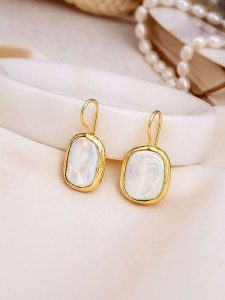 Pierres delicates Pozłacane kolczyki z perłami syntetycznymi rozmiar: onesize. Białe kolczyki Pierres delicates, z perłą, pozłacane. Za 55,95 zł.