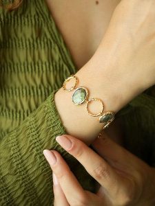 L'Atelier de Gaia Pozłacana bransoletka z elementami ozdobnymi rozmiar: onesize. Szare bransoletki L'Atelier de Gaia, z labradorytem, pozłacane. Za 96,14 zł.