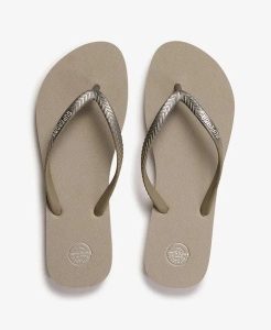 Superdry Klapki Core Metallic z gumowym paskiem i podeszwą z recyklingowanej. Brązowe klapki Superdry, bez wzorów, z gumy, bez obcasa. Za 85,80 zł.