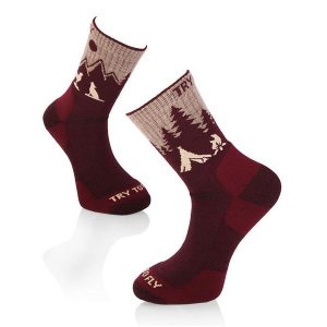 Skarpety turystyczne z wełny merynosów z motywem wilka wiśniowego. Czerwone skarpetki TRY TO FLY, bez wzorów, z wełny. W wyprzedaży za 83,44 zł.
