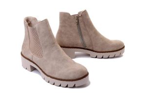 RIEKER X5772-60 beige, botki damskie. Brązowe botki Rieker, na zimę, bez wzorów, bez obcasa, na obcasie, bez zapięcia. Za 339,90 zł.
