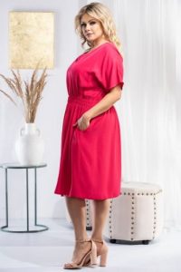 Sukienka wizytowa z kieszeniami marszczona w talli EMILY amarantowa. Czerwone sukienki KARKO, na co dzień, na lato, plus size, bez wzorów, z elastanu, wizytowe, bez kołnierzyka, plus size, bez ramiączek, midi, proste. Za 399,50 zł.