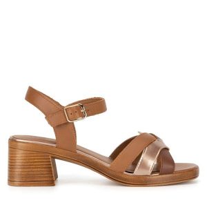 Sandały Lasocki. Brązowe sandały Lasocki, bez wzorów, bez obcasa, na słupku, bez zapięcia. Za 125,99 zł.