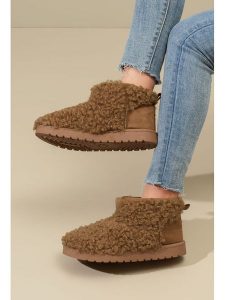 C'M Botki zimowe w kolorze jasnobrązowym rozmiar: 39. Brązowe botki C'M, na zimę, bez wzorów, bez obcasa, bez zapięcia. Za 108,99 zł.