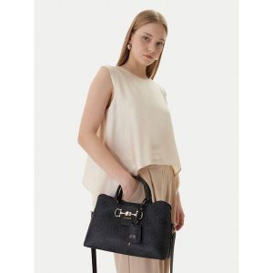 Torebka Guess. Czarne kuferki Guess, z aplikacjami, bez dodatków. Za 411,99 zł.