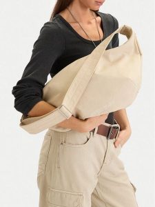 Guess Jeans Torebka CWBEO-GUESS-M-002-09 Beżowy. Brązowe torebki klasyczne Guess Jeans, z aplikacjami, z jeansu, bez dodatków. Za 199,99 zł.