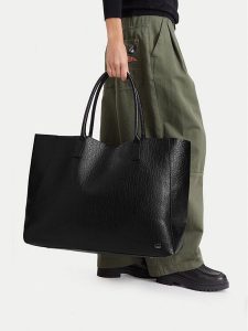 G-Star Raw Torebka C-LDA8729 Czarny. Czarne torebki klasyczne G-Star, bez wzorów, ze skóry, bez dodatków. Za 299,99 zł.