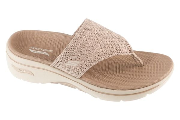 Japonki damskie, Go Walk Arch Fit 2.0 Sandal - Carrie. Brązowe klapki Skechers, bez wzorów, z materiału, bez obcasa. Za 229,99 zł.