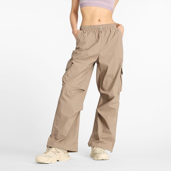 Spodnie damskie New Balance WP43534LMR – beżowe. Brązowe spodnie dresowe New Balance, xl, bez wzorów, z materiału. Za 199,99 zł.