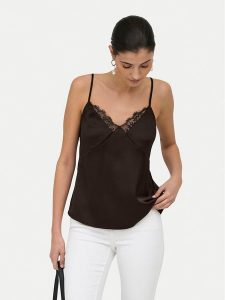 ONLY Top Faraya 15380254 Brązowy ciemny Regular Fit. Brązowe topy ONLY, xs, bez wzorów, z syntetyku, bez kołnierzyka, bez ramiączek. Za 99,99 zł.