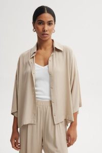 KOSZULA MEL PIASKOWA S - Flawless. Koszule Flawless, s, bez wzorów, z materiału, bez kołnierzyka, bez ramiączek. Za 397,00 zł.