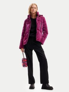 Desigual Kurtka zimowa Flam 24WWEWBP Różowy Regular Fit. Czerwone kurtki Desigual, na zimę, xs, bez wzorów, z syntetyku, bez kaptura. Za 599,99 zł.