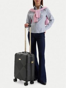 Nine West Walizka kabinowa CEO-NW-S-001-09 BLACK Czarny. Czarne walizki Nine West, bez wzorów, z tworzywa sztucznego. Za 299,99 zł.