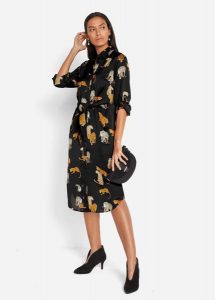 Sukienka szmizjerka satynowa. Czarne sukienki bonprix, bez wzorów, z satyny, bez kołnierzyka, bez ramiączek, plisowane. Za 179,99 zł.