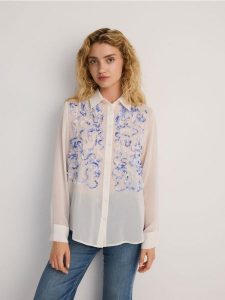 Koszula ze wzorem - biały. Białe koszule Reserved, l, bez wzorów, z tkaniny, bez kołnierzyka, bez ramiączek. W wyprzedaży za 49,99 zł.