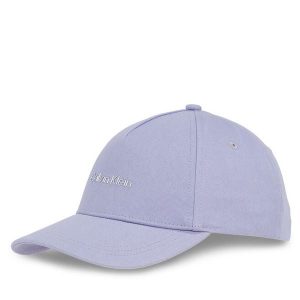 Czapka z daszkiem Calvin Klein. Fioletowe czapki Calvin Klein, bez wzorów. Za 99,99 zł.