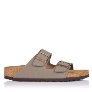 Klapki damskie Birkenstock Arizona Bfbc. Brązowe klapki Birkenstock, bez wzorów, z jeansu, bez obcasa. Za 373,70 zł.