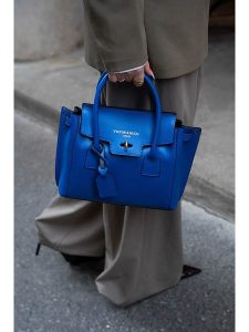 Victor & Hugo Paris Skórzana torebka "Jeny" w kolorze niebieskim - 25 x 19 x 7 cm rozmiar: onesize. Niebieskie torebki klasyczne Victor & Hugo Paris, bez wzorów, z materiału, przez ramię, bez dodatków. Za 347,99 zł.