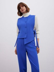 BGN Kamizelka w kolorze niebieskim rozmiar: 40. Niebieskie kamizelki BGN, z aplikacjami, bez kołnierzyka, bez ramiączek, bez kaptura. Za 109,26 zł.