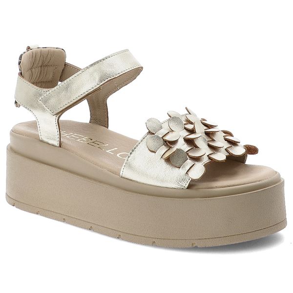 Sandały damskie Chebello, na grubej platformie skórzane z ozdobami zapinane na rzepy, złote, 4701-074-066. Żółte sandały CheBello, z aplikacjami, bez obcasa, na platformie, bez zapięcia. Za 386,90 zł.