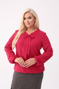 Elegancka czerwona bluzka Livia z wiązaniem PLUS SIZE XXL OVERSIZE. Czerwone bluzki Moda Size Plus Iwanek, plus size, bez wzorów, z poliesteru, eleganckie, bez kołnierzyka, plus size, bez ramiączek. Za 199,90 zł.