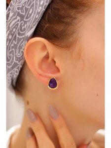 Pierres delicates Pozłacane kolczyki-wkrętki z ametystami rozmiar: onesize. Żółte kolczyki Pierres delicates, z ametystem, pozłacane. Za 78,47 zł.