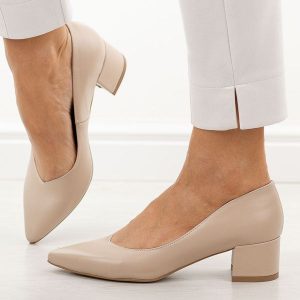 Beżowe s128 skórzane Polskie czółenka damskie na obcasie Prestige 2235/obl. Brązowe czółenka Prestige, bez wzorów, z materiału, bez obcasa, na obcasie, bez zapięcia. Za 419,00 zł.