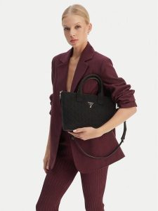 Guess Torebka J6GZ37 WR200 Czarny. Czarne torebki klasyczne Guess, z aplikacjami, ze skóry, bez dodatków. Za 269,99 zł.