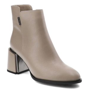 Beżowe Botki Artiker Modne Skórzane Buty Na Obcasie. Brązowe botki ARTIKER, bez wzorów, ze skóry, bez obcasa, na obcasie, bez zapięcia. Za 319,00 zł.