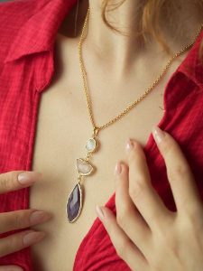 Pierres delicates Pozłacany naszyjnik z zawieszką - dł. 50 cm rozmiar: onesize. Czerwone naszyjniki Pierres delicates, z ametystem, pozłacane. Za 113,90 zł.