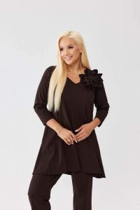 Asymetryczna czekoladowa tunika Florina z wydłużonym tyłem i odpinanym kwiatem PLUS SIZE XXL OVERSIZE JESIEŃ. Brązowe tuniki Moda Size Plus Iwanek, do pracy, na jesień, l, bez wzorów, z nylonu, biznesowe, z asymetrycznym kołnierzem, plus size, bez ramiączek. Za 229,90 zł.
