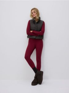 Legginsy z ozdobnym wykończeniem - burgundowy. Czerwone legginsy Reserved, bez wzorów, z dzianiny. Za 129,99 zł.