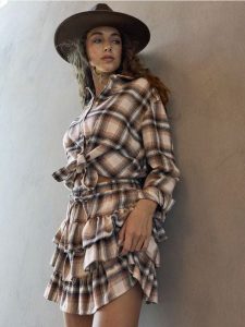 Koszula w kratę z domieszką bawełny - wielobarwny. Koszule Sinsay, l, bez wzorów, z bawełny, bez kołnierzyka, bez ramiączek. Za 39,99 zł.