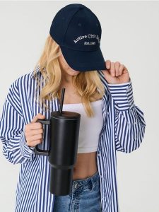 Czapka z daszkiem - granatowy. Niebieskie czapki Sinsay, bez wzorów. W wyprzedaży za 5,99 zł.