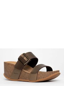 BACKSUN Klapki w kolorze miedzianym na koturnie rozmiar: 40. Brązowe klapki Backsun, bez wzorów, z otwartym noskiem, bez obcasa, na koturnie. Za 130,99 zł.