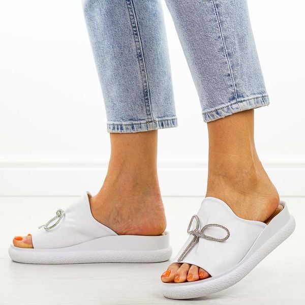 Białe skórzane klapki damskie na platformie T.Sokolski 154. Białe klapki Sokolski, z aplikacjami, ze skóry, bez obcasa, na platformie. Za 239,00 zł.