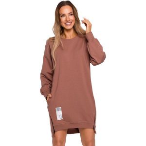 Made of emotion Sukienka dresowa w kolorze brązowym rozmiar: M. Brązowe sukienki Made Of Emotion, na co dzień, m, z aplikacjami, z dresówki, z asymetrycznym kołnierzem, bez ramiączek, mini, asymetryczne. Za 224,99 zł.