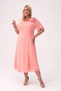 Elegancka szyfonowa morelowa sukienka Catalina na wesele PLUS SIZE XXL. Pomarańczowe sukienki Moda Size Plus Iwanek, na wesele, plus size, bez wzorów, z materiału, eleganckie, bez kołnierzyka, plus size, bez ramiączek, midi. Za 399,90 zł.