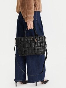 Guess Torebka HWWG80 72060 Czarny. Czarne torebki klasyczne Guess, z aplikacjami, ze skóry, bez dodatków. Za 609,99 zł.