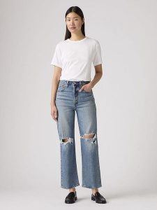 Levi's Dżinsy - Mom fit - w kolorze błękitnym rozmiar: W28/L29. Niebieskie jeansy Levi's®, z aplikacjami, z podwyższonym stanem. Za 233,33 zł.