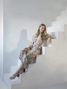 &Co Woman Sukienka "Averie" w kolorze beżowo-brzoskwiniowym rozmiar: M. Brązowe sukienki &Co Woman, na co dzień, m, bez wzorów, z tkaniny, bez kołnierzyka, bez ramiączek, maxi, proste. Za 109,26 zł.